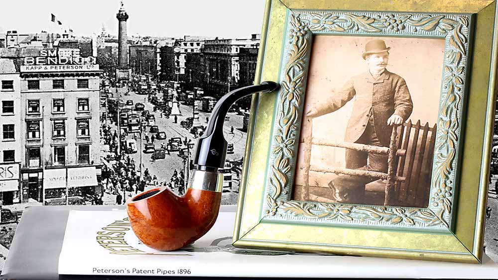 Fotografie inramata cu fondatorul Peterson cu o pipa din briar