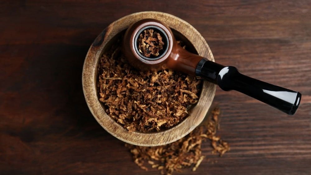 pipa pentru fumat umpluta cu tutun