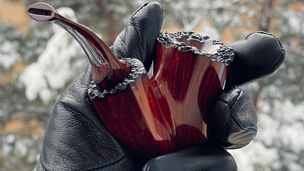 mana care tine o pipa rustica rosie