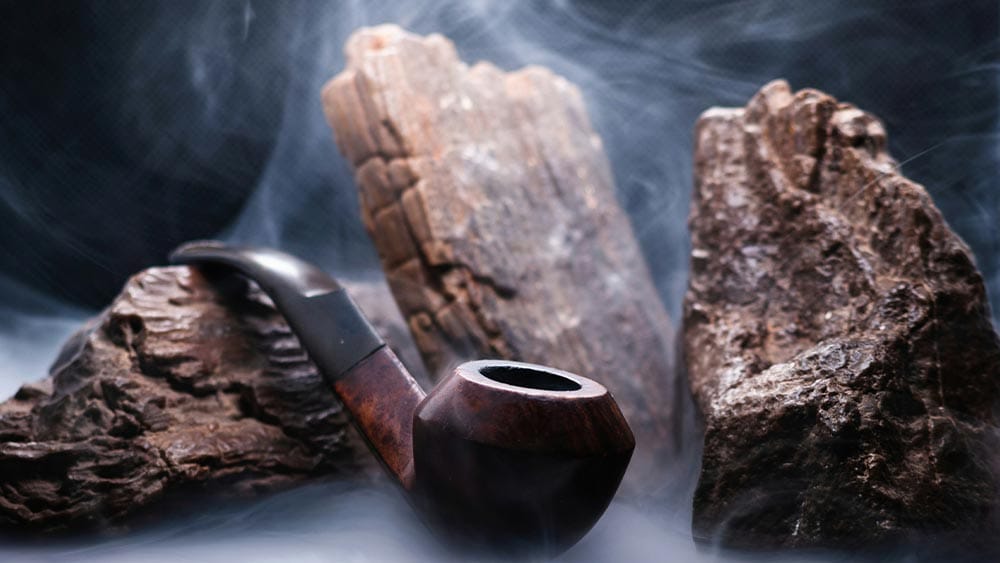 pipa de fumat inconjurata de fum